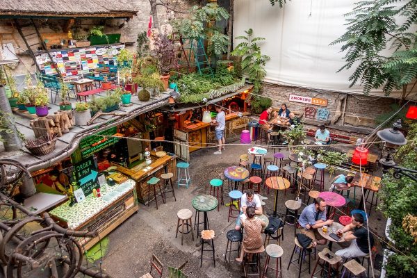 Budapest-ruin-pubs-Szimpla-kert